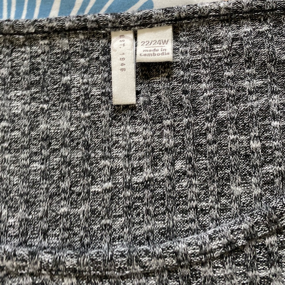 EST 1946 Women’s Shirt, 22/24 - Picture 2 of 6